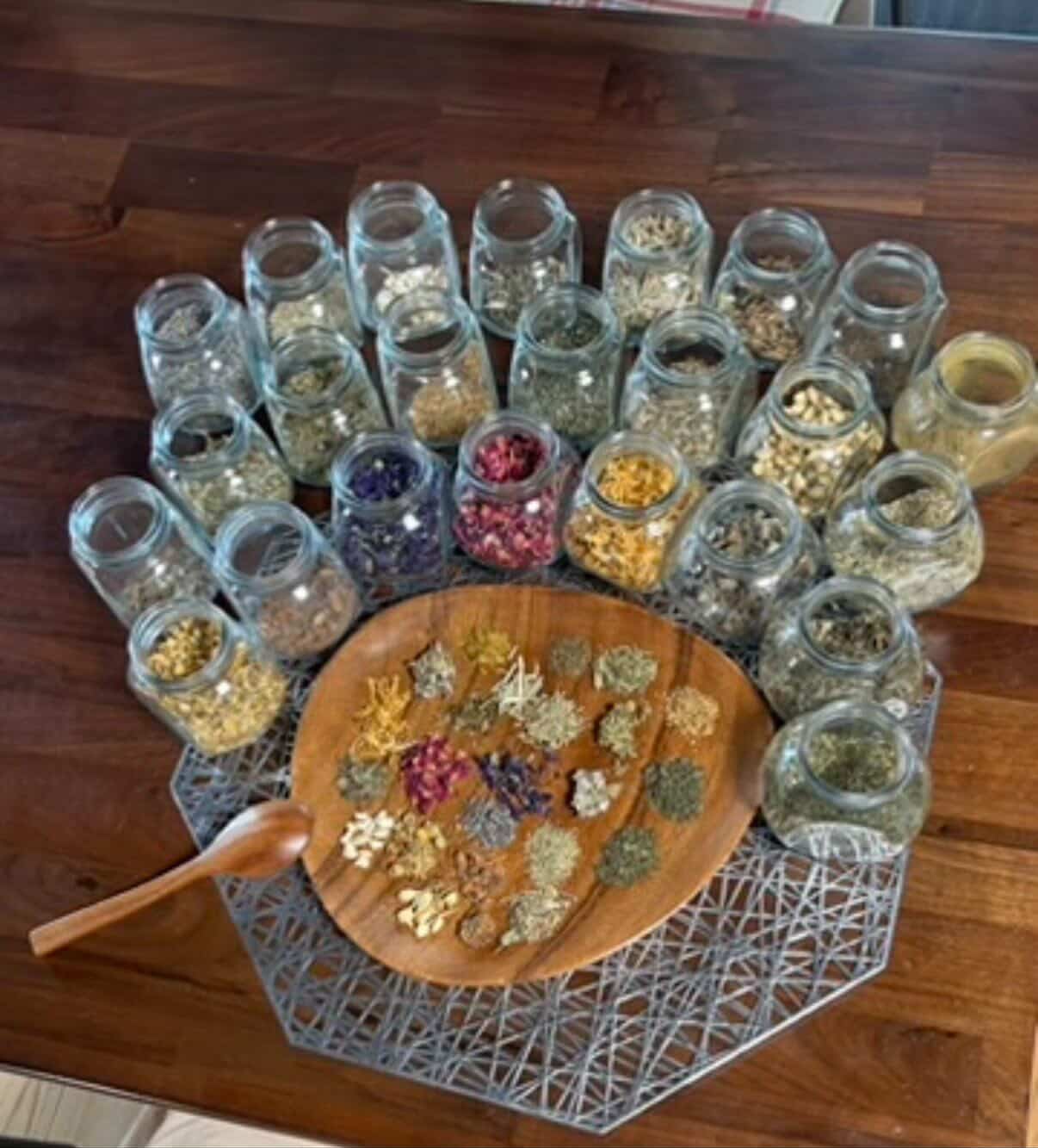 よもぎ蒸しに使う色とりどりの薬草
